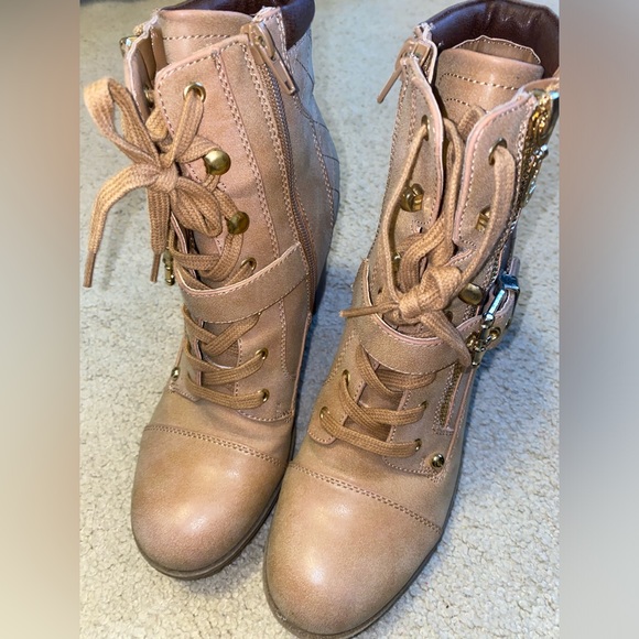 Woman’s GUESS boot - Picture 6 of 9